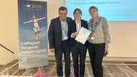 Susanne Schödel erhält im Rahmen des Hexentreffens die goldene Hexe
