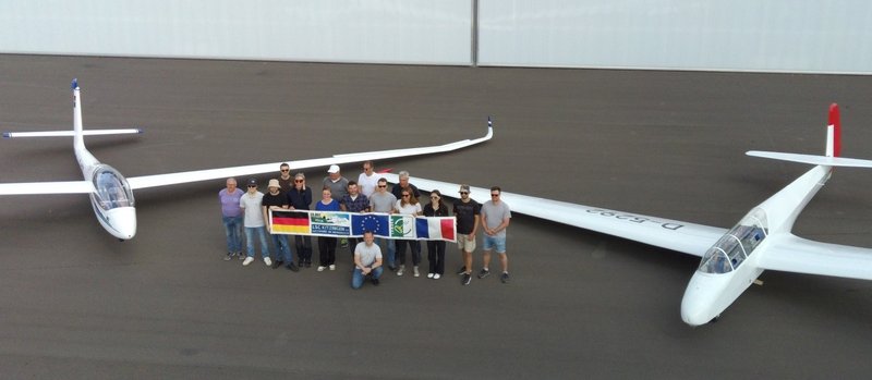 Teilnehmer des Trainingscamps und die Segelflugzeuge Kranich III und SZD54