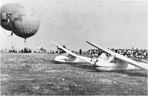 Historische Aufnahme des Marpinger Flugplatzes mit Segelfliegern und Gasballons